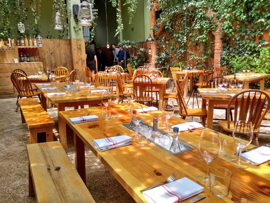 Arlett__Mendoza's tweet photo. Estamos en la terraza de @HusetRoma probando la propuesta de cocina de campo del chef @MaycollCalderon, cuyo menú se imprime a diario. Iniciamos con tostada de jaiba y mayonesa de habanero, la burrata con sandía, ciruela y melocotón en vinagreta de jengibre. Todo fresco y deli! https://t.co/VjKOfHJyVG