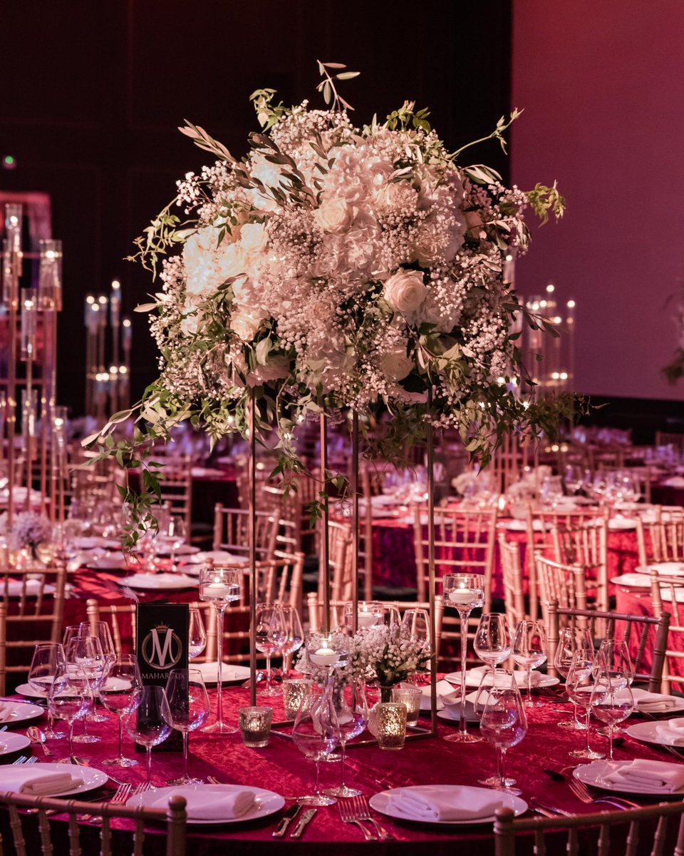 fabienne_egger's tweet photo. Beautiful floral design centerpiece  modern and contemporary #venues #alloverlondon #thursdaymorning #whitehydrangeas #hydrangeas #whitesroses #whitegysophila #olivebranches  #luxuryflorist #londonflorist #peekabooevents  @fabienne_egger #photography #bespokebymo @HiltonBankside https://t.co/ye4ia0RywB