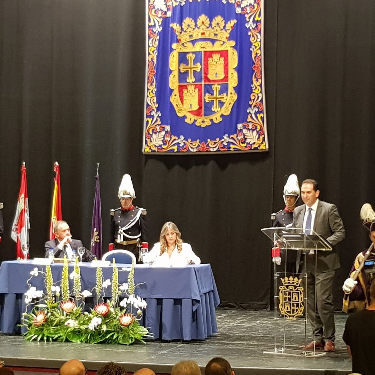 CsPalenciaCiud's tweet photo. @msimon_cs  Alcalde de #Palencia  hace entrega de una placa al Periodista y  Director de Onda Cero y Antena 3 Televisión en Castilla y León, Ignacio Fernández Sobrino que este año es el pregonero Literario en #SanAntolin, en el Teatro Principal. 
#FelizSanAntolín https://t.co/G3idng2R9w