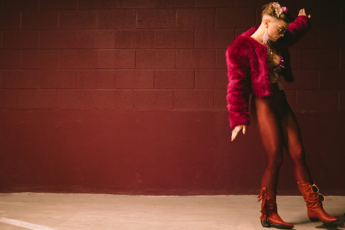 ShaneNatalie's tweet image. Here's the clip for 'You've Got Other Girls for That' from #LillieMae's new record, "Other Girls" that I'm bonkers about. Via @YouTube. Lillie Mae is one hell of a talent that is for sure. youtube.com/watch?v=y9BJI0…