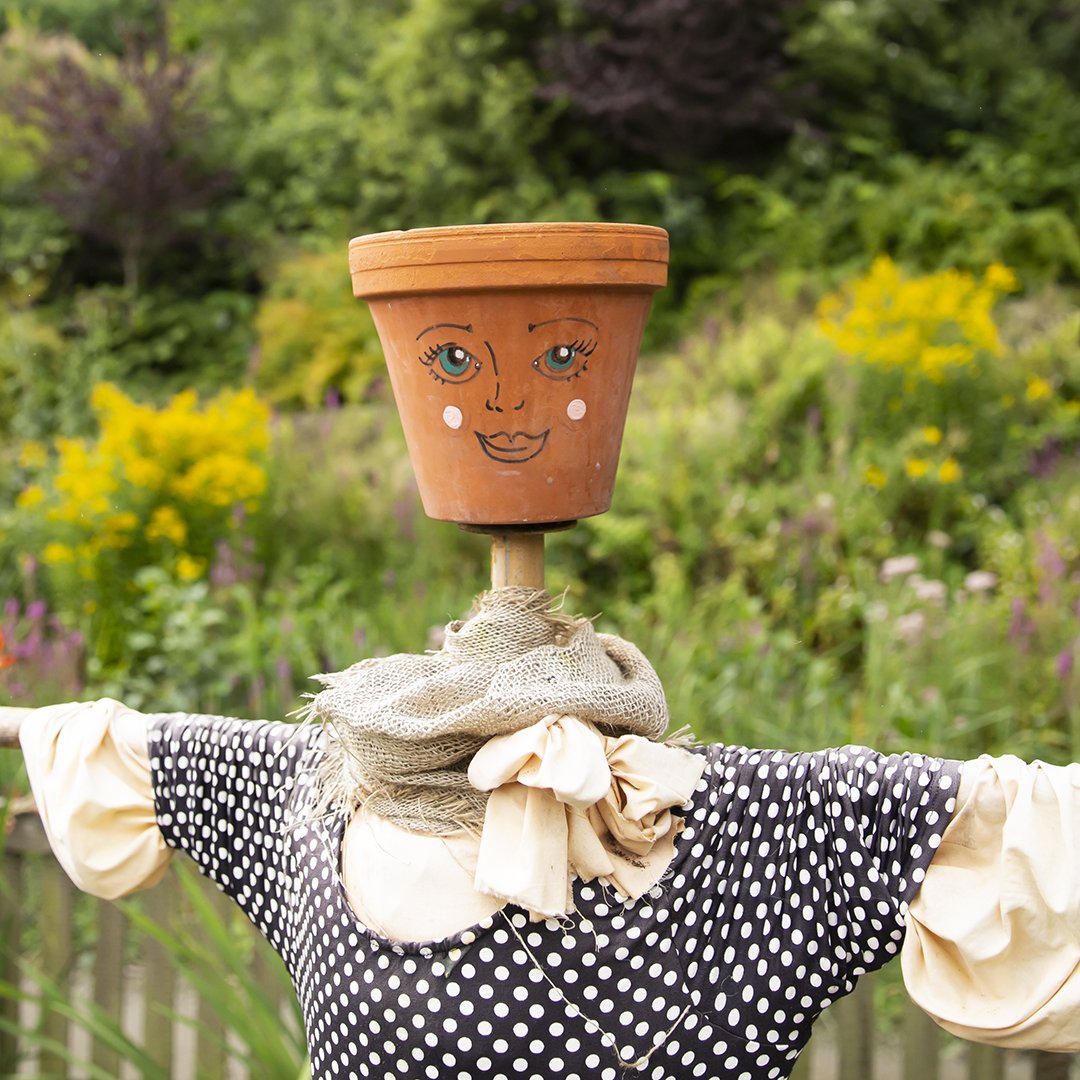 This beauty sits importantly in our Global Gardens allotment watching over all our crops! 🌾🌿 What would you name our scarecrow?