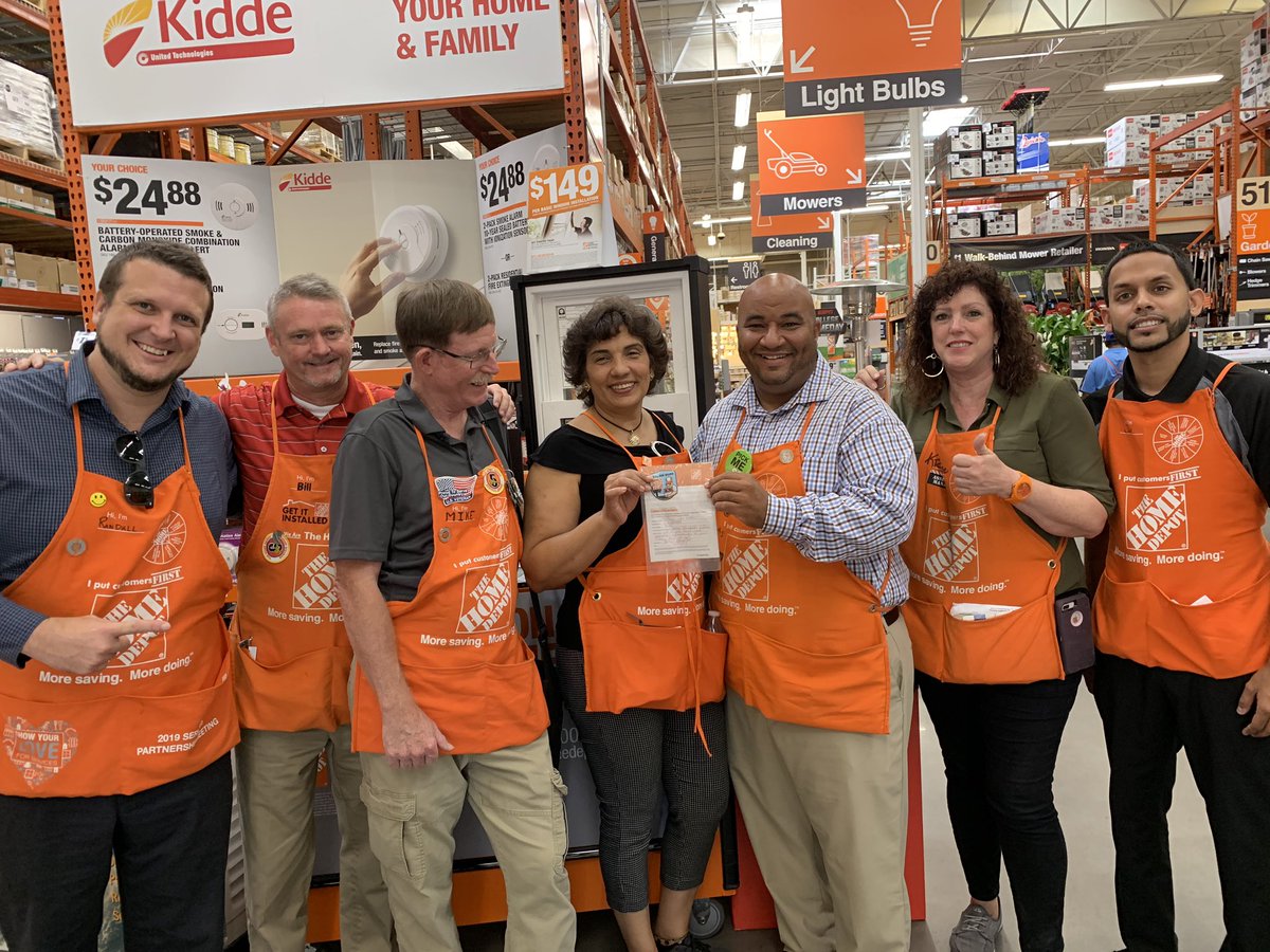 HomerDPoedoteth's tweet photo. @wbouvier01 and team @doctorJAY_thd @BillReillyHDE presenting an Homer Award to our awesome HSPS Teresa Del Villar for #CreatingShareHolder and driving HDE and HDI leads at the spectacular Ocala Home Depot! @RGM_MarcialRod @TampaBSM_RobinK @twyaney https://t.co/XDRPIPfnw9