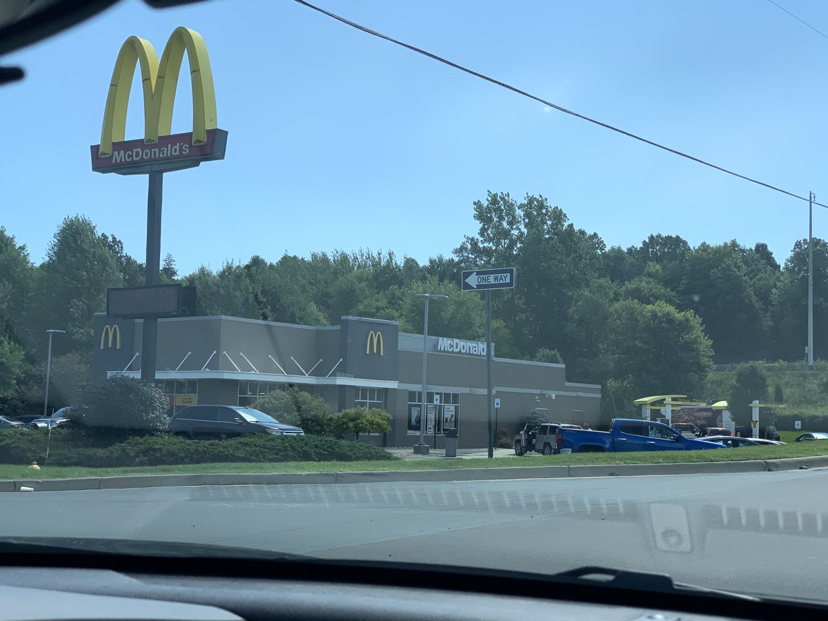 fritzklug's tweet photo. Wait ⁦@DiGiorno⁩ is delivering to ⁦@McDonalds⁩? https://t.co/yNBxrRNUSM