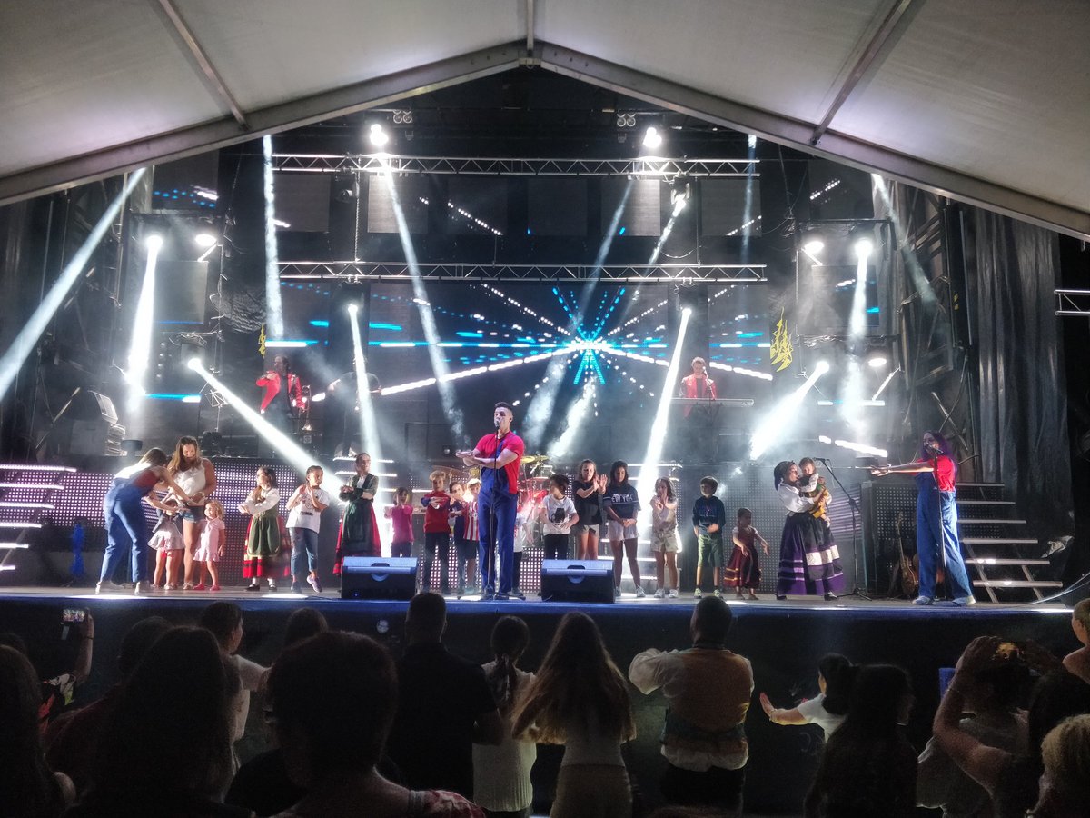 rabanerapinar's tweet photo. Pequeños y mayores disfrutan con la espectacular puesta en escena de la Orquesta Jaguar🎶💃 https://t.co/b2qOtPVzvl