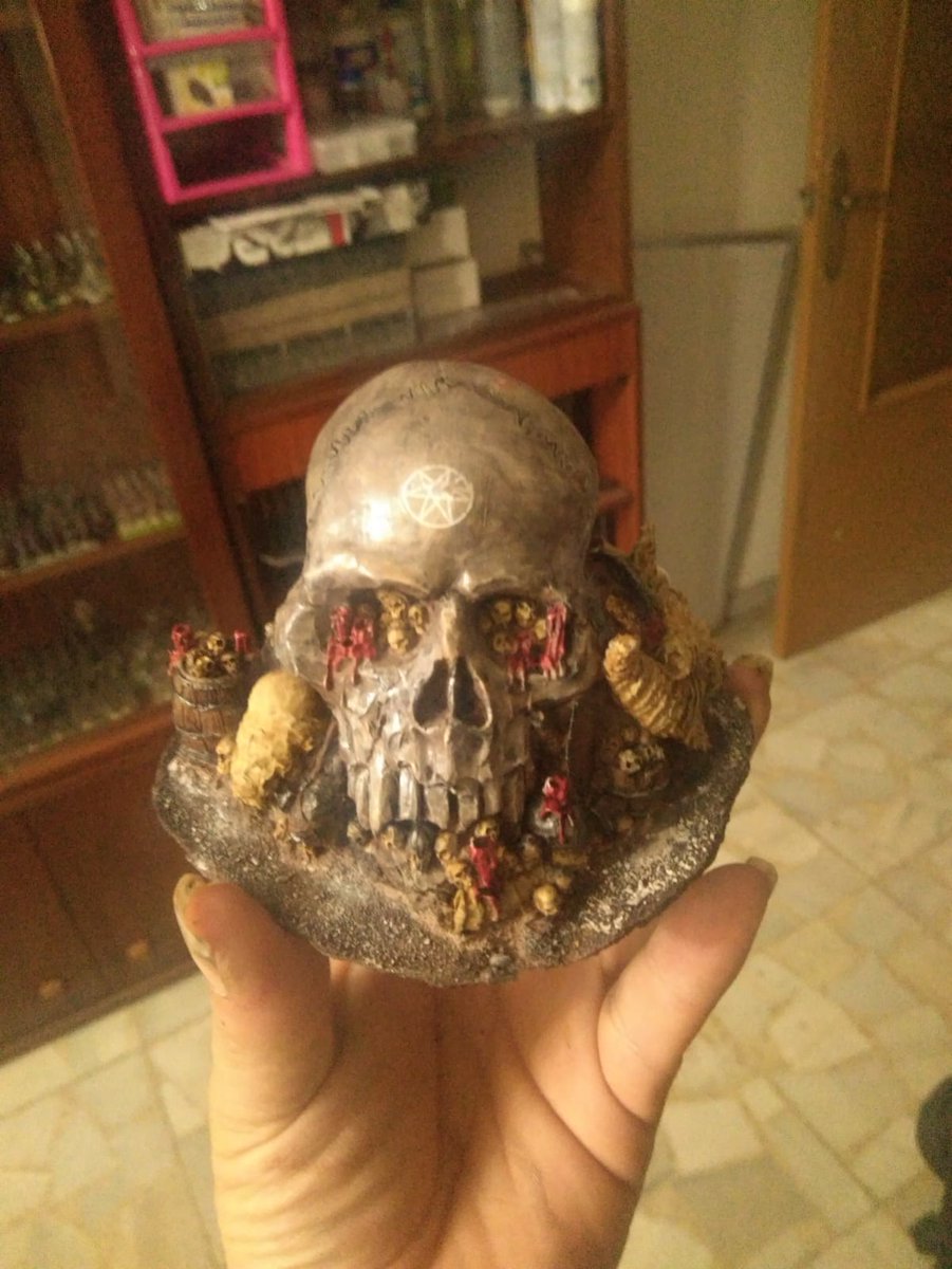 AcYggdrasil's tweet photo. Cuando un yggdrasileño decide aprovechar una tarde para pintar, le cunde mucho. Maravilloso el resultado de esa calavera de la marca Mon Miniaturas para las partidas de Warcry. #Acyggdrasil #Warcry #GamesWorkshops #MonMiniaturas #Painting #Summerol https://t.co/MpmgB6If1X