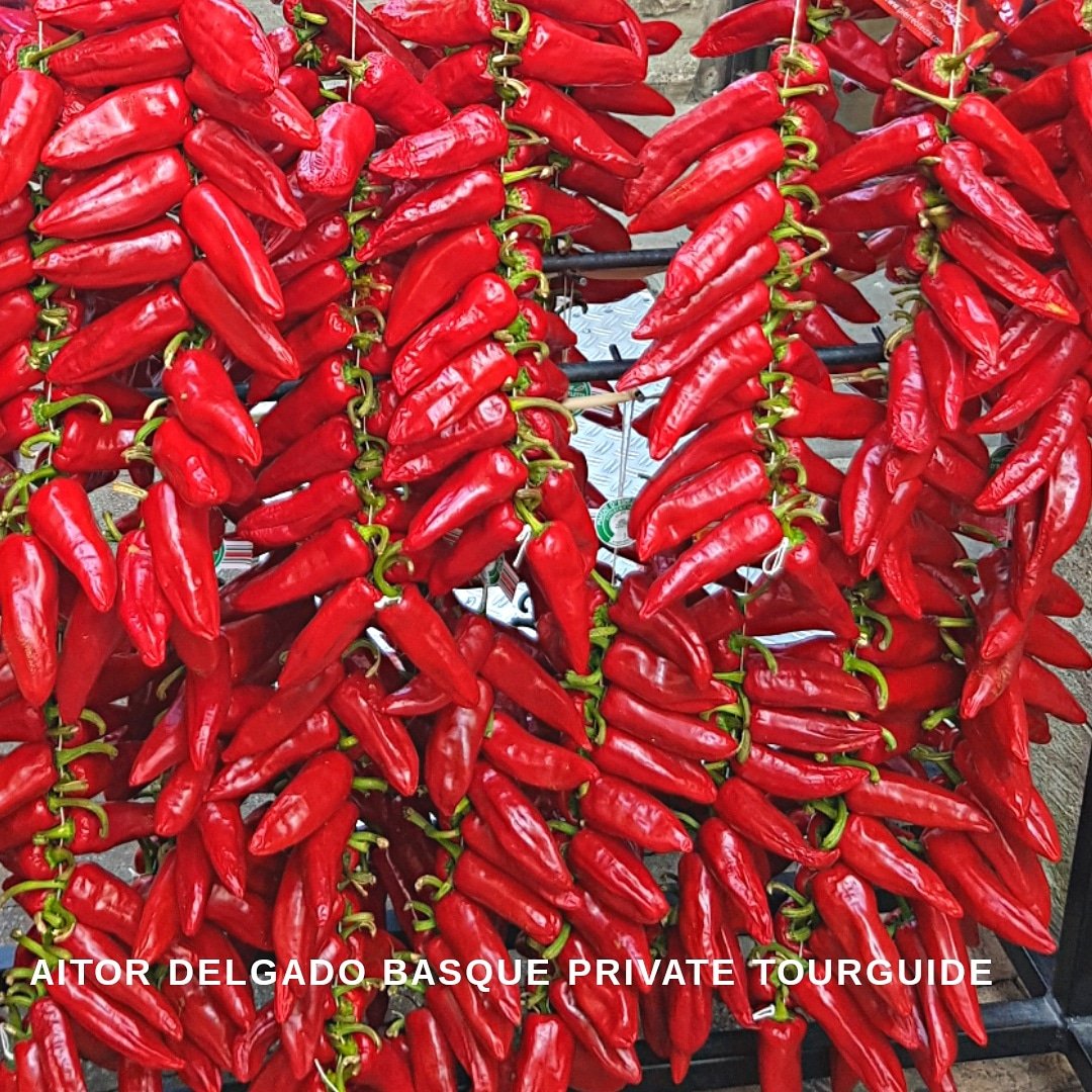 aitordelgadocom's tweet photo. So beautiful colours that you can enjoy in #FrenchBasqueCountry #redpepper #espelette #privatetour #worldtraveler #foodie #daytour #luxurytravel #SanSebastianprivatetours #aitordelgado #Basqueprivatetourguide #foodie #aitordelgadotours #basquecountry #foodtours @pimentespelette https://t.co/pWRZ324Tr9