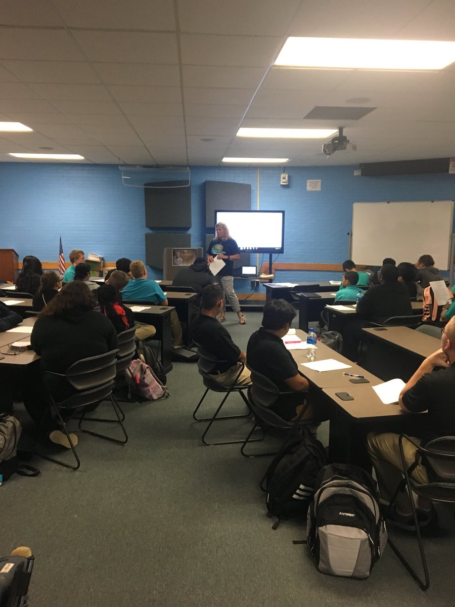 cwsmith10's tweet photo. BECHS Freshman Orientation. https://t.co/yv1GnYYiwg