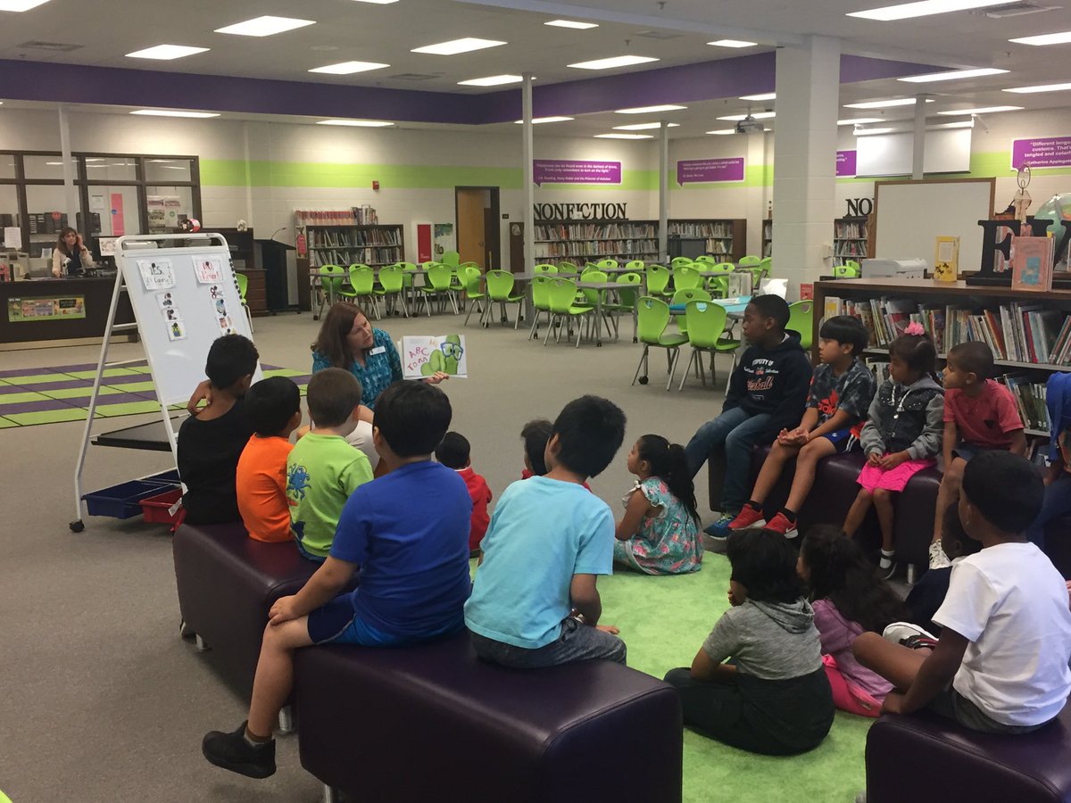 GCPSLibraries's tweet photo. Visits recently include media specialist read alouds and #GoogleExpeditions. Just two of the many literacies students explore in our media programs! #futurereadylibs #librarianstransform https://t.co/VGZccj5muE