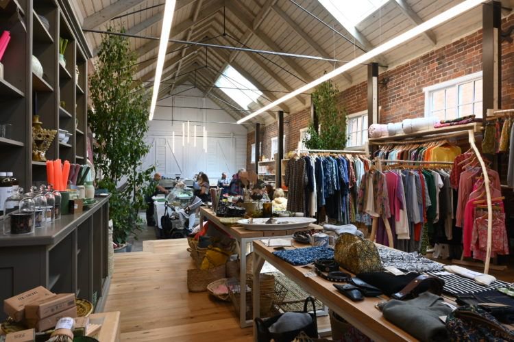 Eastmagazines's tweet image. At a time when the high street is struggling, it’s great to see Woodbridge is thriving. It’s latest addition, New Street Market, has added a new dimension to its shopping offerings, turning an old building into a trendy store. buff.ly/32cyXpR @HOMESPUNcashmr @pascalestore