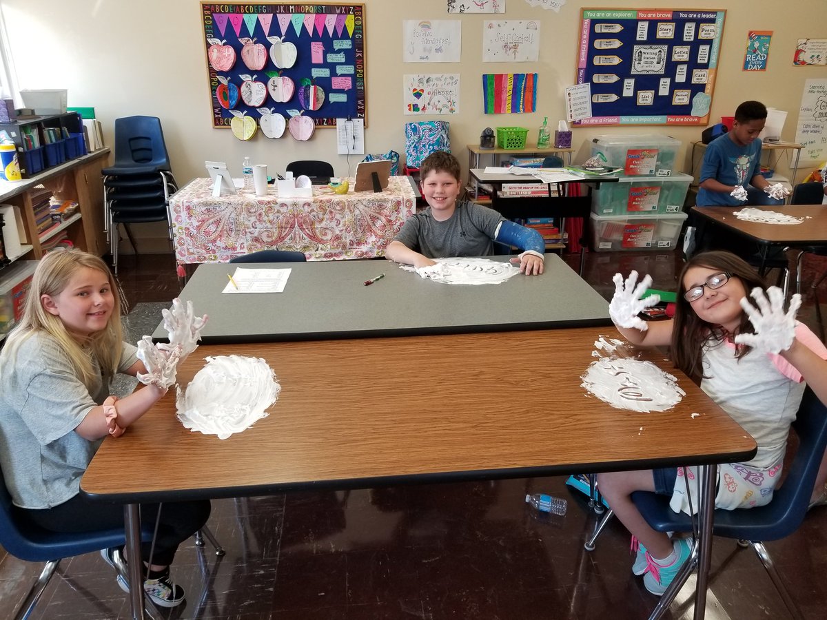 missjazowski's tweet photo. 4/5 students love to practice their spelling words in fun ways 😊 @Lockport91 https://t.co/SY19lsF7vv