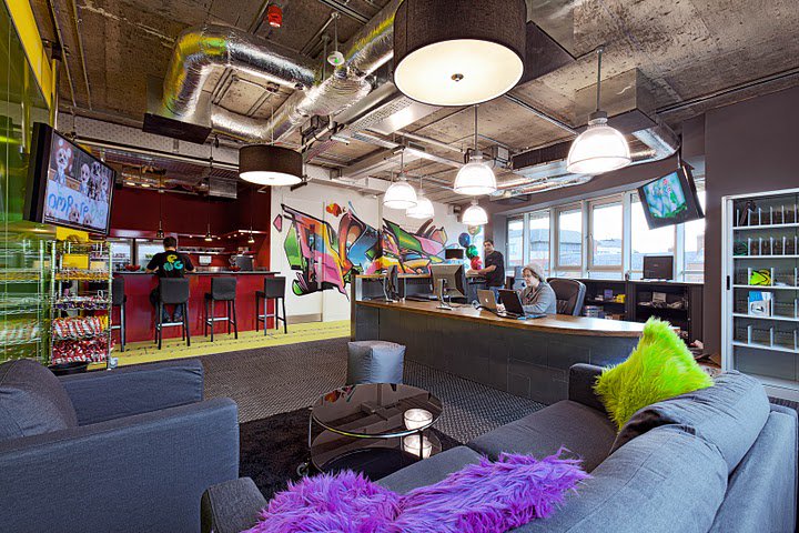 DesignandBuild1's tweet image. Designing a welcoming work area encourages innovative thinking, boosts morale &amp;amp; increases retention rates. It also can have a direct impact on your company&apos;s bottom line. #BuildingTrust #PrioritisingPeople #collbaorativeteams #officefitout #interiordesign lnkd.in/ducn25S?