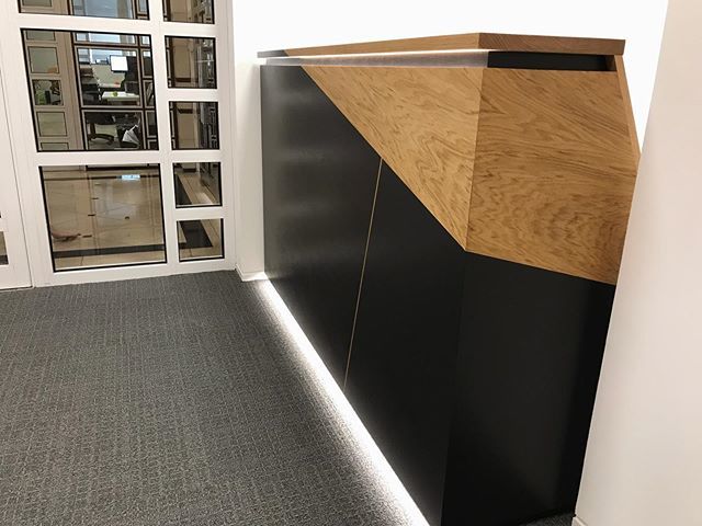 MethodFurniture's tweet photo. Reception Desk for @martinhomeslondon offices in Knightsbridge, London. #insidemethod #receptiondesk #leds #oakveneer #officefitout #handmadeinbrighton #blackandgold #10daystint #mobhanded #brightonhandmade #londoncabinetry #handmadecabinetry #cabinetmak… https://t.co/ID8SdxzhxT https://t.co/ijULyIwkMR
