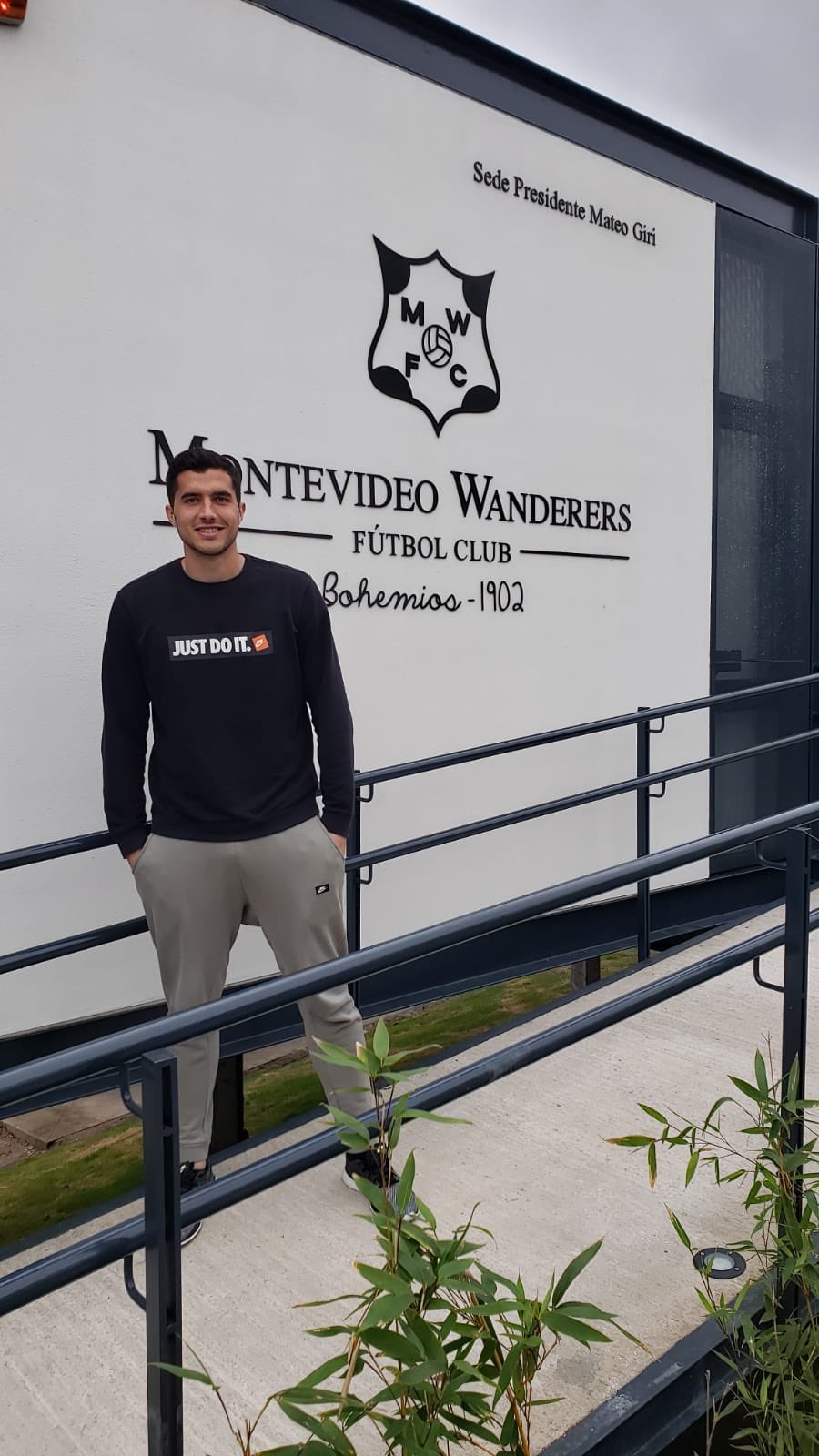 Santiago Bellini posa en la sede del Montevideo Wanderers (Foto: @mwfc_oficial).