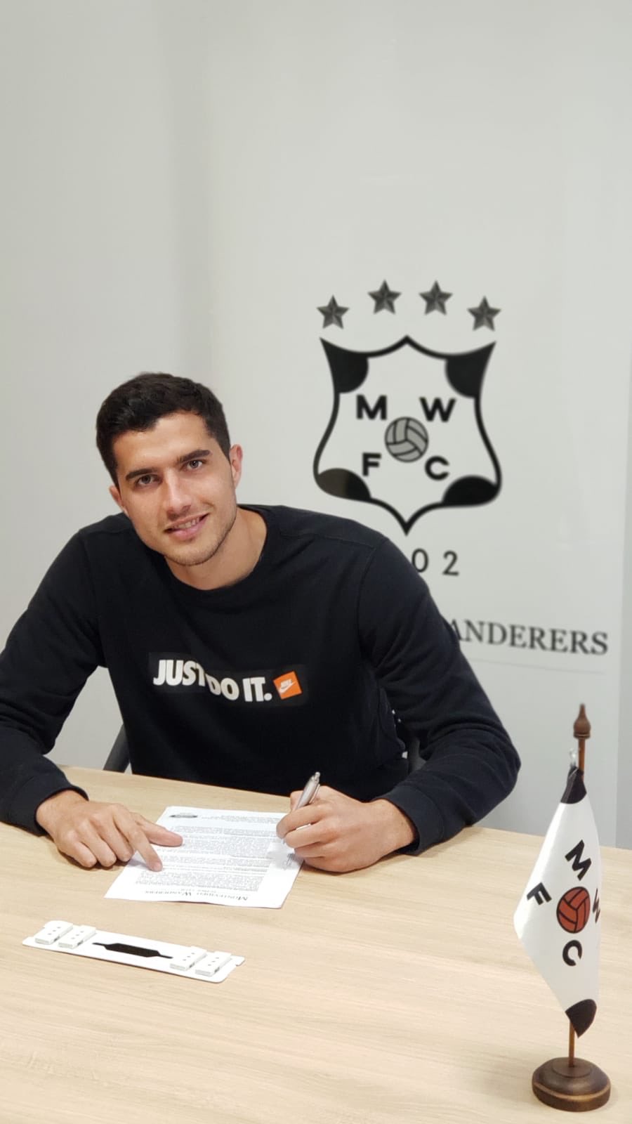 Santiago Bellini, firmando su renovación con el Montevideo Wanderers (Foto: @mwfc_oficial).