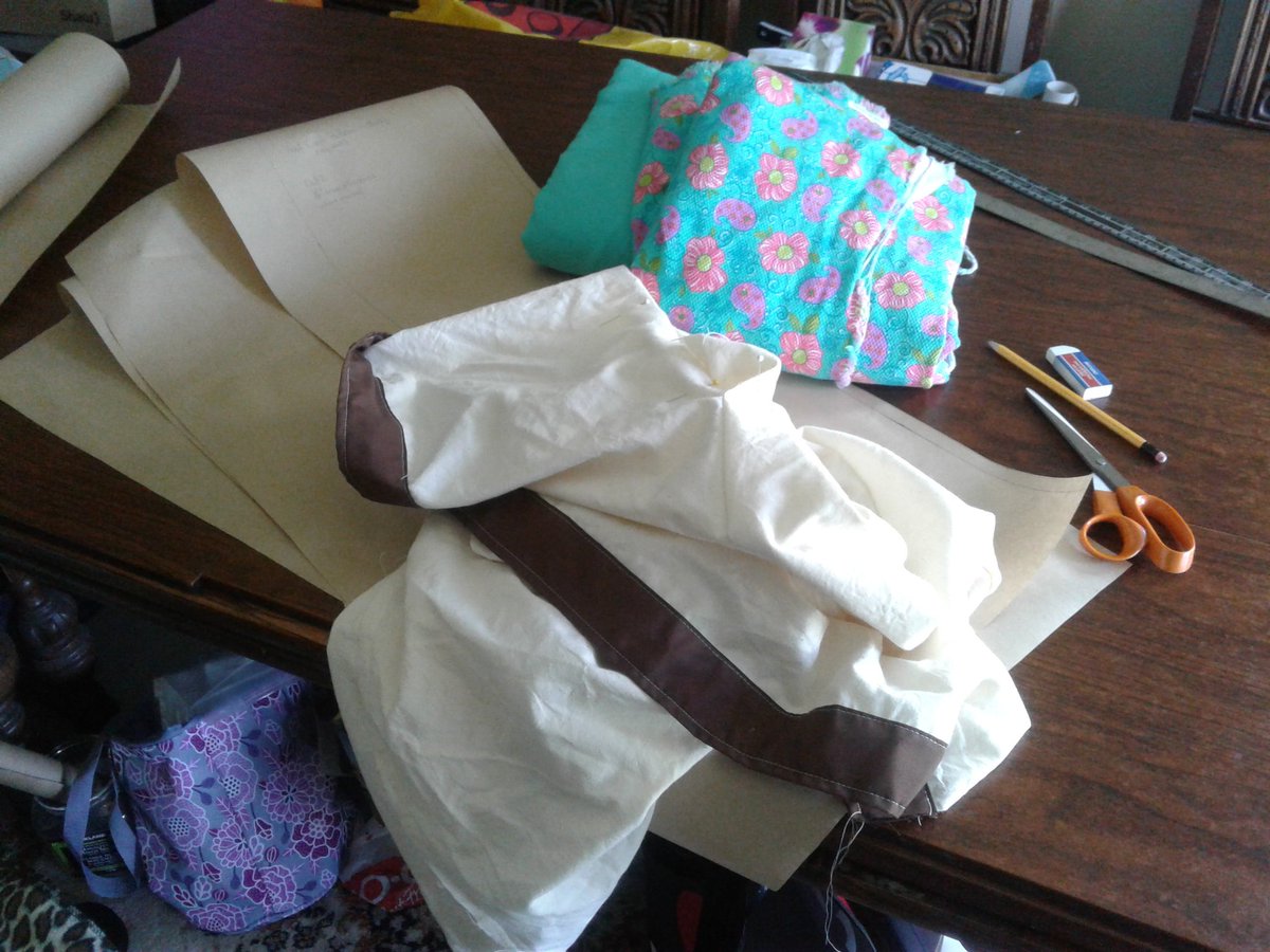 leynfox's tweet photo. Tweaking done.  New pattern drafted.  Lunch break before starting with the "good" fabric
#sewing https://t.co/p2zhX2MFyi