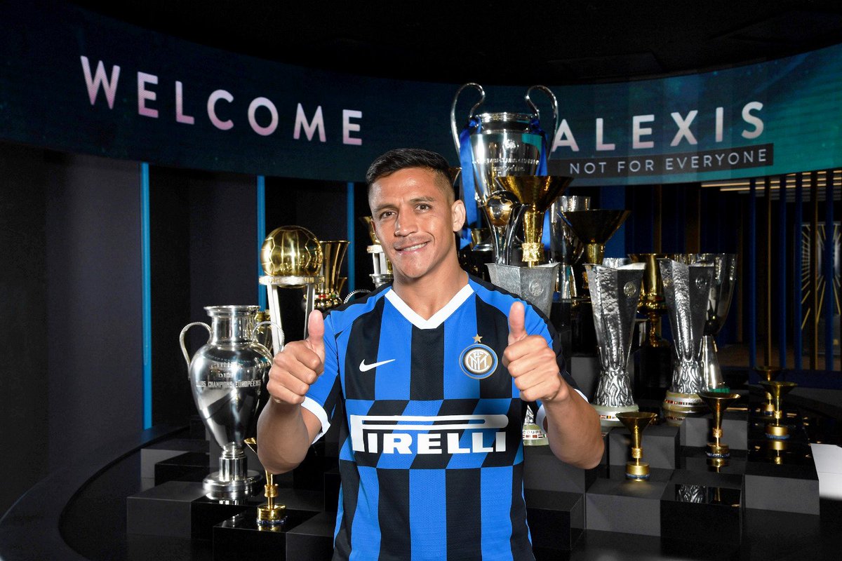 Inter's tweet photo. 📸 | FOTO

🏠🏆@Alexis_Sanchez già a suo agio nella nuova sede... 🖤💙 (e un saluto a @bambam9oficial 🇨🇱🇨🇱🇨🇱) https://t.co/DAkaTQxxmW