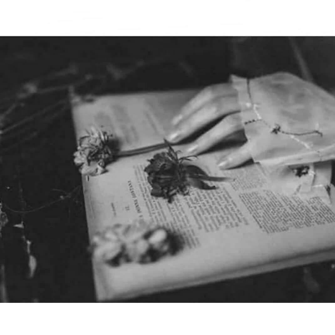 يحدُث هكذا أن أتعب من قَدميّ ومن أظافري، ومن شَعري، وظلّي، يحدُث هكذا أن أتعب من كوني إني على قيد الحياة