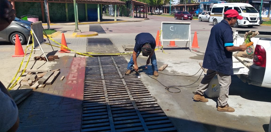 LFSalasR's tweet photo. Continuamos rescatando la infraestrucrura de servicios de alcantarillado de nuestro #Zihua; recorrimos la zona habitacional La Puerta para supervisar y mejorar el sistema pluvial de la #CiudadDeTodos.

#CAPAZ
#EstamosTrabajando https://t.co/Q0vjN2brfk