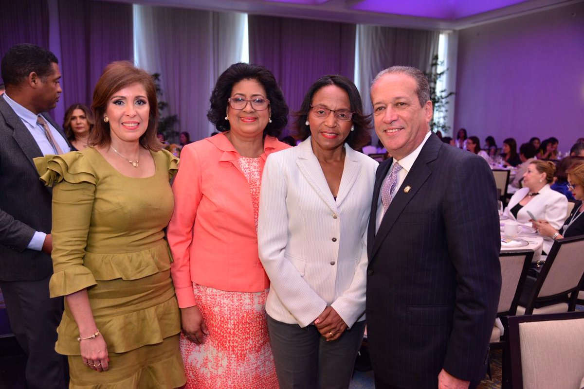 draanaluisalora's tweet photo. Hoy estuvimos junto a grandes mujeres de la vida política.
Acompañando a Ingrid Mendoza de Pared y nuestra senadora, Cristina Lizardo, en una actividad de mujeres para el apoyo a nuestro próximo presidente, el compañero Reinaldo Pared Pérez
#ReinaldoPresidente #AnaLuisaLora https://t.co/i1HJeuvAhC