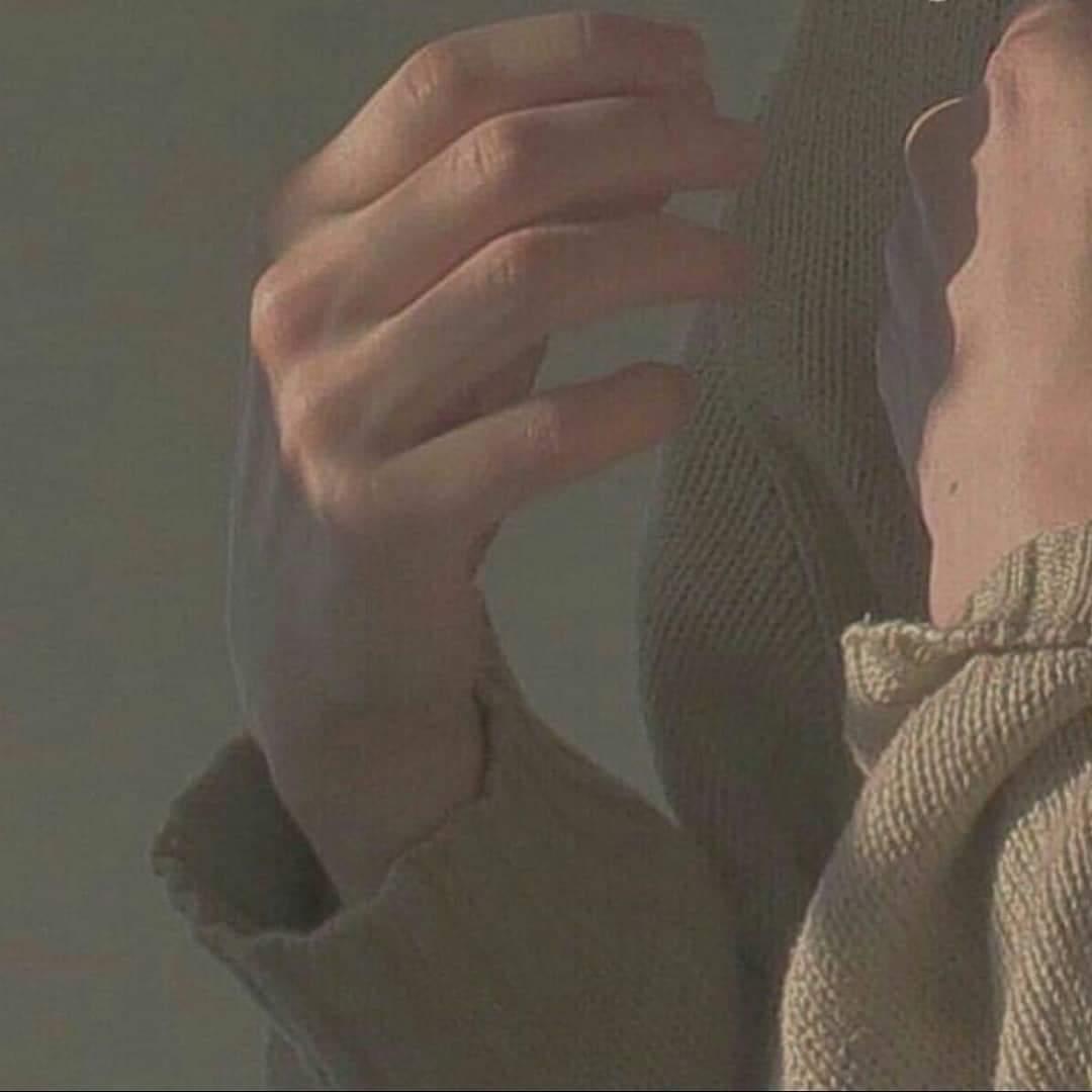 لا أحد من الناس سيعرف إلى أي مدى أنت
تتعب ، فظاهرك مُنظم وتفاصيلك الهادئة
لا تشي بمقدار التعب الذي تضمره ، 
ولأنك تبتسم كثيراً لن يشعر بك أحد.