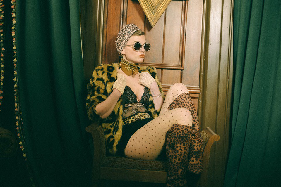 ShaneNatalie's tweet image. Rolling Stone described #LillieMae as a 'rising star.' Here's proof that encapsulates her right now: 'Over The Hill And Through The Woods' youtube.com/watch?v=CvJRJb… &amp;amp; 'You've Got Other Girls for That' youtube.com/watch?v=y9BJI0… Via @YouTube