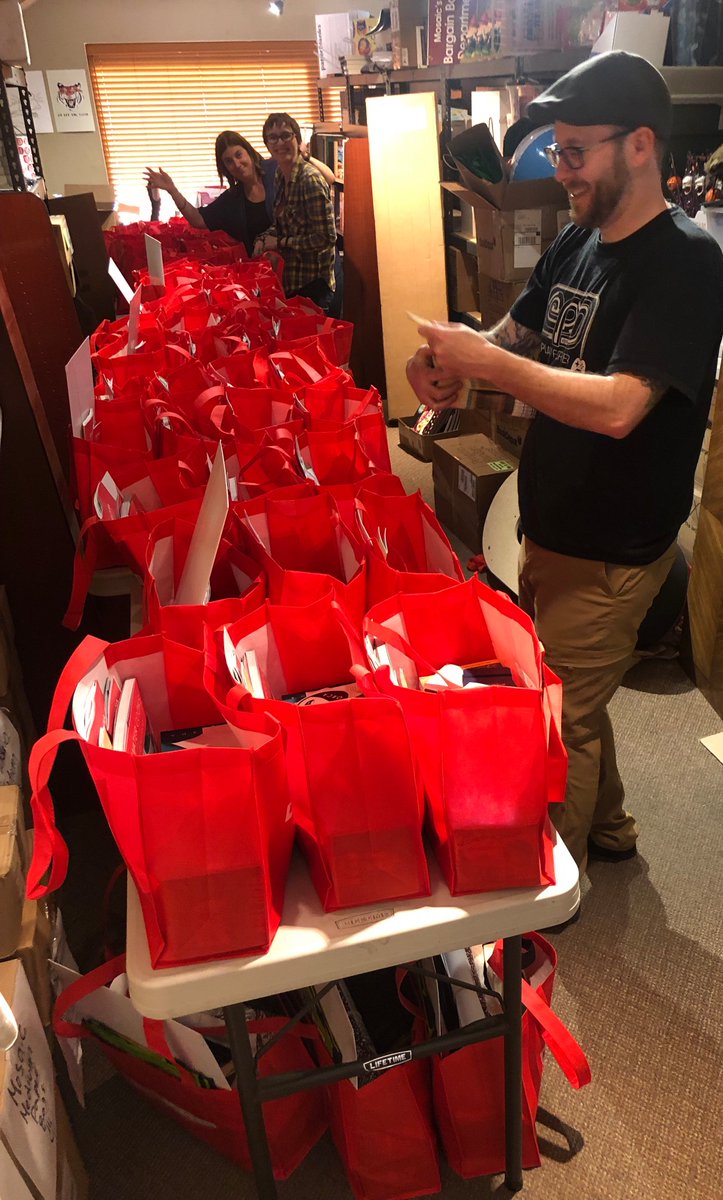 TBM_Bookmanager's tweet image. Did somebody say S W A G 🙏

#BookmanagerAcademy is next week y&apos;all, and we&apos;ve been busy! 

#PackLight #YoureGoingToNeedABiggerBoat #SOMANYBOOKS #BMA2019