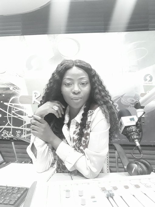 937RhythmFm's tweet image. #ThrowbackSelecedHits + #WeekendRecommendation + #HelpfulHack all wrapped in good music, Tune in its the #RhythmOfTheNight with your's fabulously, @ugochi_Aduwa 💋