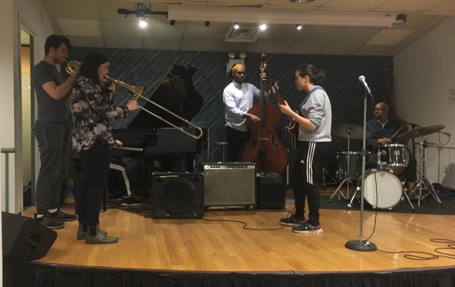 Local_802_AFM's tweet photo. The Jazz Committee's #JMStudentJam keeps growing &amp; growing! The 1st jam of the school year is Thu 9/26, 5-7 PM, with @thehc3 @EOwensOnBass @johnkchin, &amp; guest artist TBA. 

Save the date and check out photos from our most recent jam session in #Allegro: https://t.co/jtuKtfJtGY https://t.co/LYYS1nFUgV