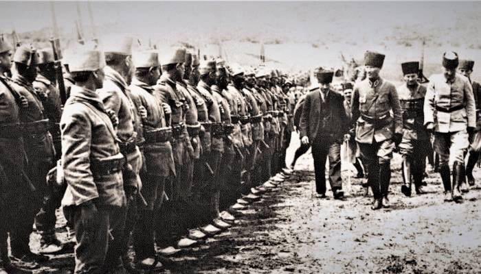 Başta Mustafa Kemal Atatürk ve beraberindeki silah arkadaşları olmak üzere tüm gazi ve şehitlerimizi saygı, sevgi ve minnetle anıyoruz. Zaferimizin 97. yılı kutlu olsun!🇹🇷