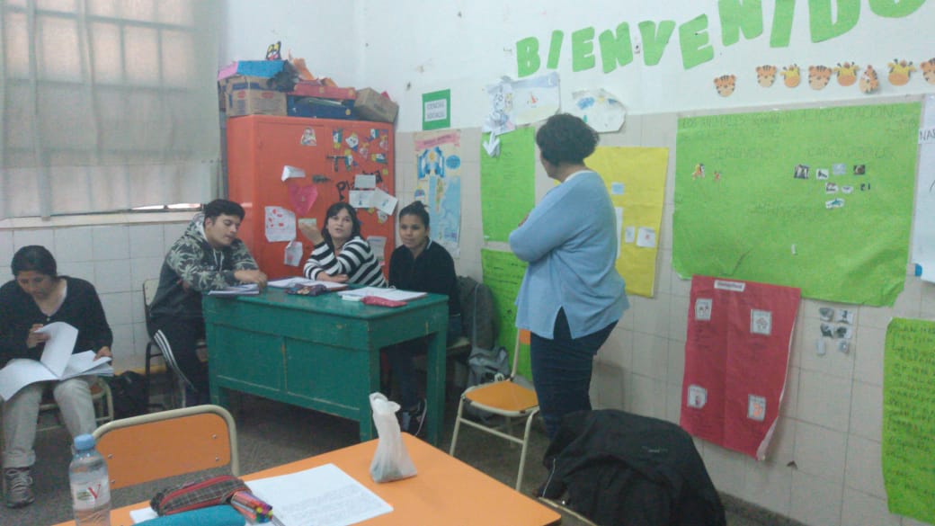 Regional_10's tweet photo. #AHORA en Mercedes. #abcEstudiantes  con 3er año de Fines Trayecto Secundaria. Un excelente espacio de diálogo, atendiendo las inquietudes y experiencias de nuestros alumnos adultos #VamosLa10 @BAeducacion @gzinny @sergesiciliano @pschiuma @adriana_frega @Dipregep10 @AdultosR10 https://t.co/hPQwhQPyL3