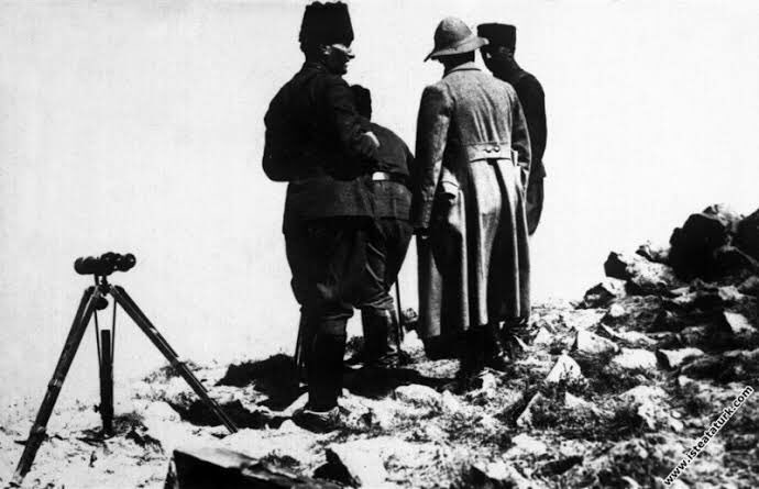 Kocatepe yanık ve ihtiyar bir bayırdır, 
ne ağaç, ne kuş sesi, 
ne toprak kokusu vardır. 
Gündüz güneşin, 
gece yıldızların altında kayalardır. 
Ve şimdi gece olduğu için,
ve dünya karanlıkta daha bizim, 
daha yakın... #30Ağustos #ZaferBayramı kutlu olsun.