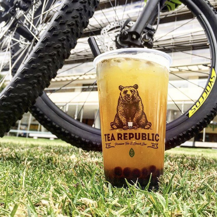 teaRepubliccol's tweet photo. La mejor manera de recargar energía y disfrutar de estas tardes soleadas en #Bogotá 🌞🚴🏼‍♂️😎 #juernes #juicetea #BubbleTea #perlasdetapioca @RappiColombia https://t.co/QW8DmC6Vsc