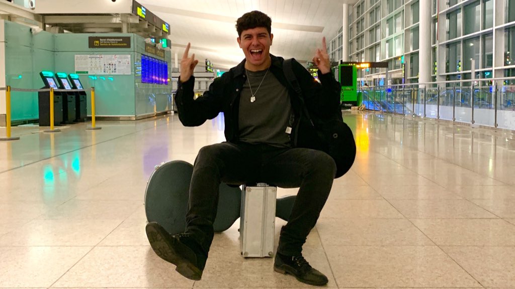 alfredgarcia's tweet photo. De camino al aeropuerto de mi pueblo El Prat: conduce mi padre con Dylan de fondo, mi madre de copiloto con Bob sabor a los setenta y yo detrás, con unos nervios que suben entre el estomago y el corazón y mañana a las 10 a.m. aterrizo en Baires y “knockin' on heaven's door”. 🇦🇷 https://t.co/tPnKnCZeKI