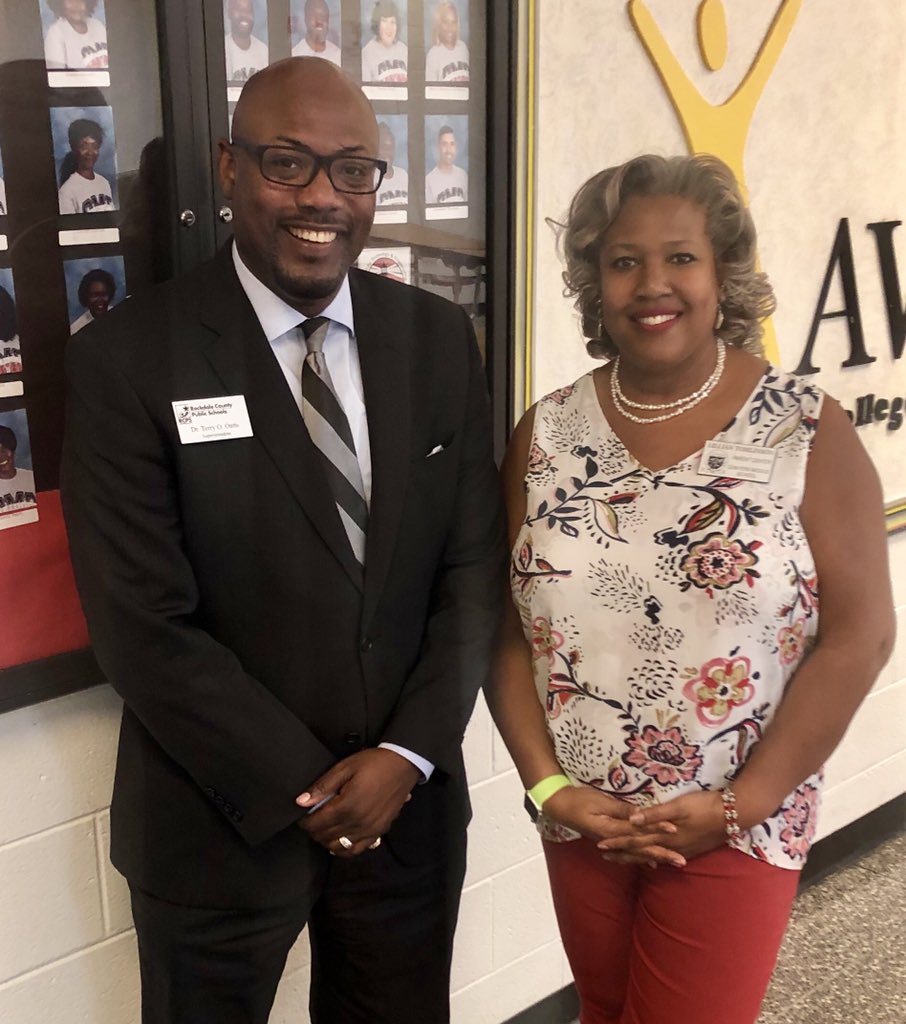 ConyersMiddle's tweet photo. Dr. Reese introduces our #WorldClassEducators during our Title I Meeting. We are excited about our growth and we are committed to ensure every student succeeds!๐๐#CMSExcellence @RaaRcps @RockdaleSchools @OattsTerry https://t.co/wJWDykkWlX
