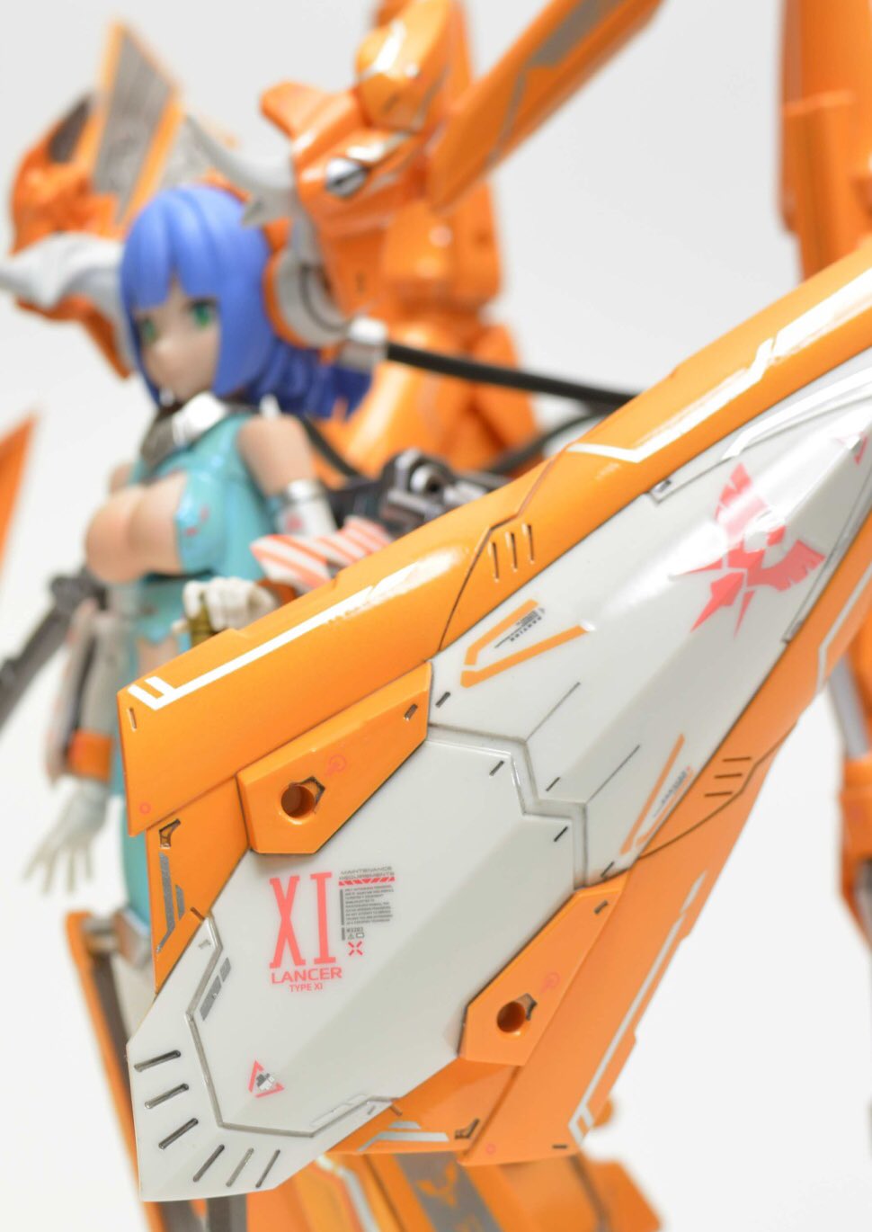 マーチン ヤクトランサー オレンジドラゴン完成しました ロングランスの先端は改造して砲口にしました プラスタスーツのイエッタが オレンジライトの装甲を纏ったイメージで塗装 ミリワークス 重戦車工房 さん所のドラゴンテイルセットを使用してドラゴン成分