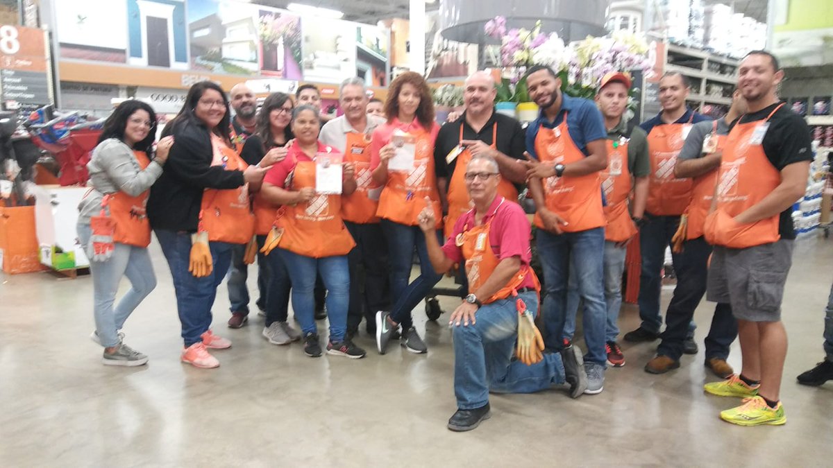 Reconociendo excelentes asociadas por la pasion que tienen de brindar un excelente servicio a nuestros clientes y de hacer lo correcto.