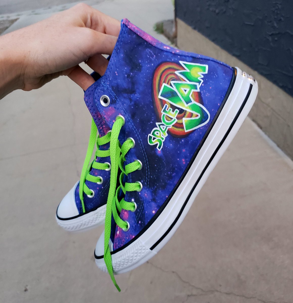 kayleereilart's tweet photo. I've wanted to try customizing shoes for a while. I thought painting #SpaceJam would be perfect on these galaxy #chucks
#Conversehightops #converse #customchucks #paintedshoes #bugsbunny #tunesquad #getreadytojam https://t.co/iAXvgeM9ob