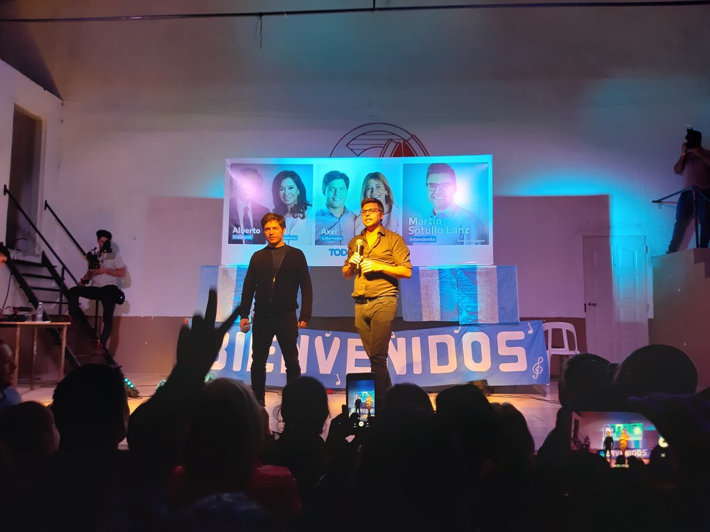 MicaOlivetto's tweet photo. En Trenque Lauquen, ante una multitud, @Kicillofok nos convocó a construir un gobierno con tod☀️s y para tod☀️s.
En ese marco, es menester que @TLSotulloLanz sea intendente, Axel gobernador, y @alferdez presidente.
#ProvinciaEnMarcha 
#AxelGobernador https://t.co/gExSN7jsQr