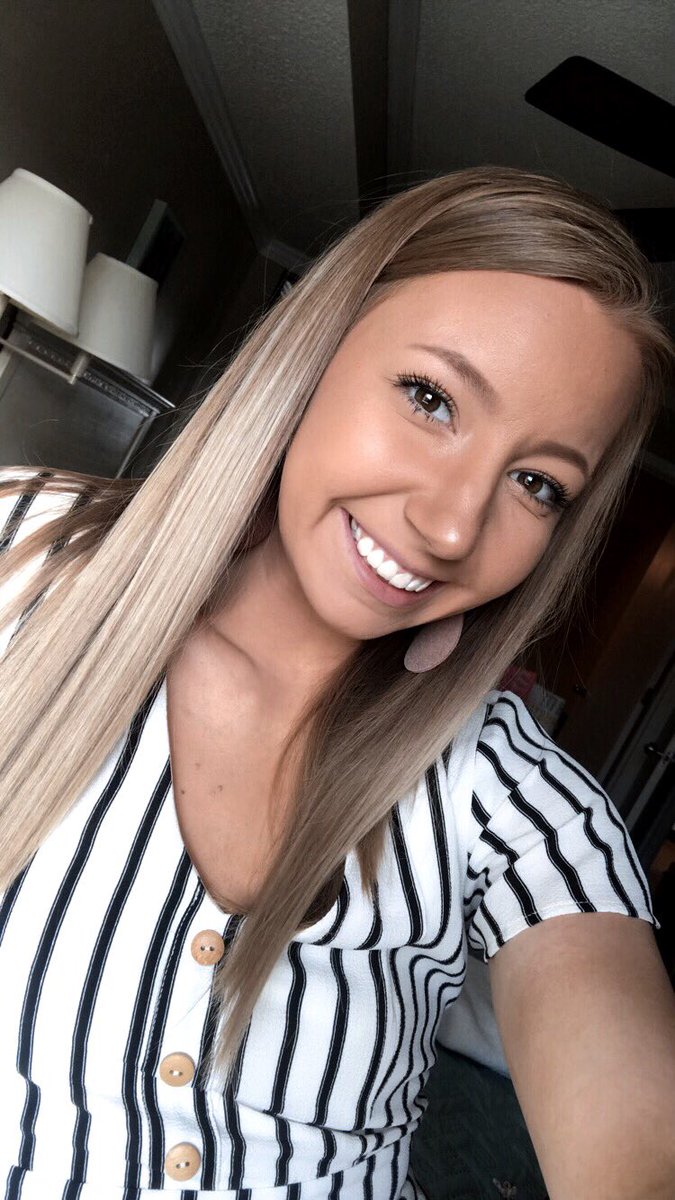 HannahDawn8's tweet photo. incase y’all forgot what I looked like 🧐 https://t.co/R4mc6otWmt