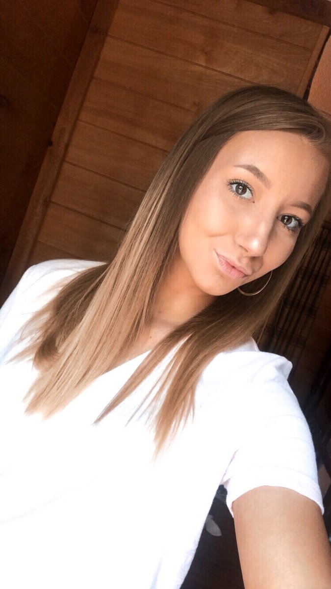 HannahDawn8's tweet photo. incase y’all forgot what I looked like 🧐 https://t.co/R4mc6otWmt