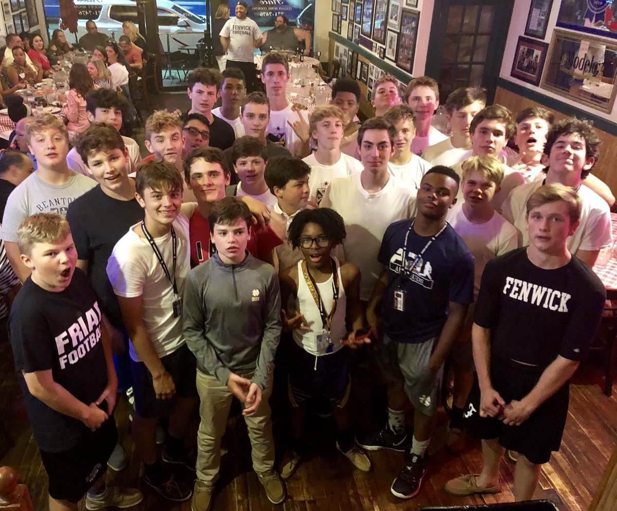 CoachV_Friars's tweet image. #FenwickFriars freshman football players and their parents gathered tonight for our annual Team Dinner at Jimmy’s Place in Forest Park. #ProgramBuilding 🏈 “Friars on 3, Family on 6!”