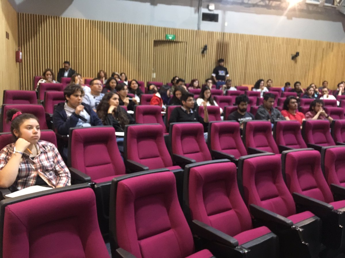 helen_py's tweet photo. El auditorio del IIMAS se vió lleno de la vitalidad de las estudiantes de Prepa 5 UNAM #mxfuturo2019 #PrepaUNAM #IIMAS durante la conferencia de @cognizant https://t.co/c131pEk8p3