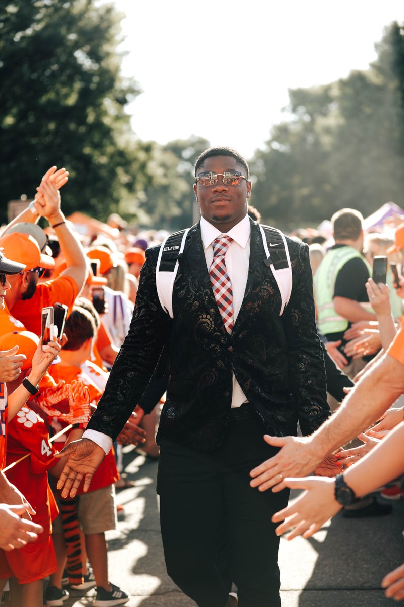 ClemsonFB's tweet photo. Tiger Walk ✅
Up next? WARM-UP 🏈

#ALLIN https://t.co/h42GqP3xms