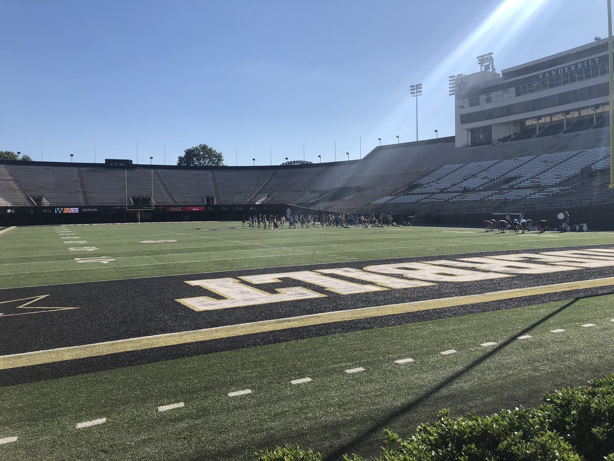 SSIDawg's tweet image. Made it to Nashville. Nice easy flight from Jax. Walked around Vandy campus and even checked out the field. #GoDawgs #DawgTakeOver #SpreadtheRed