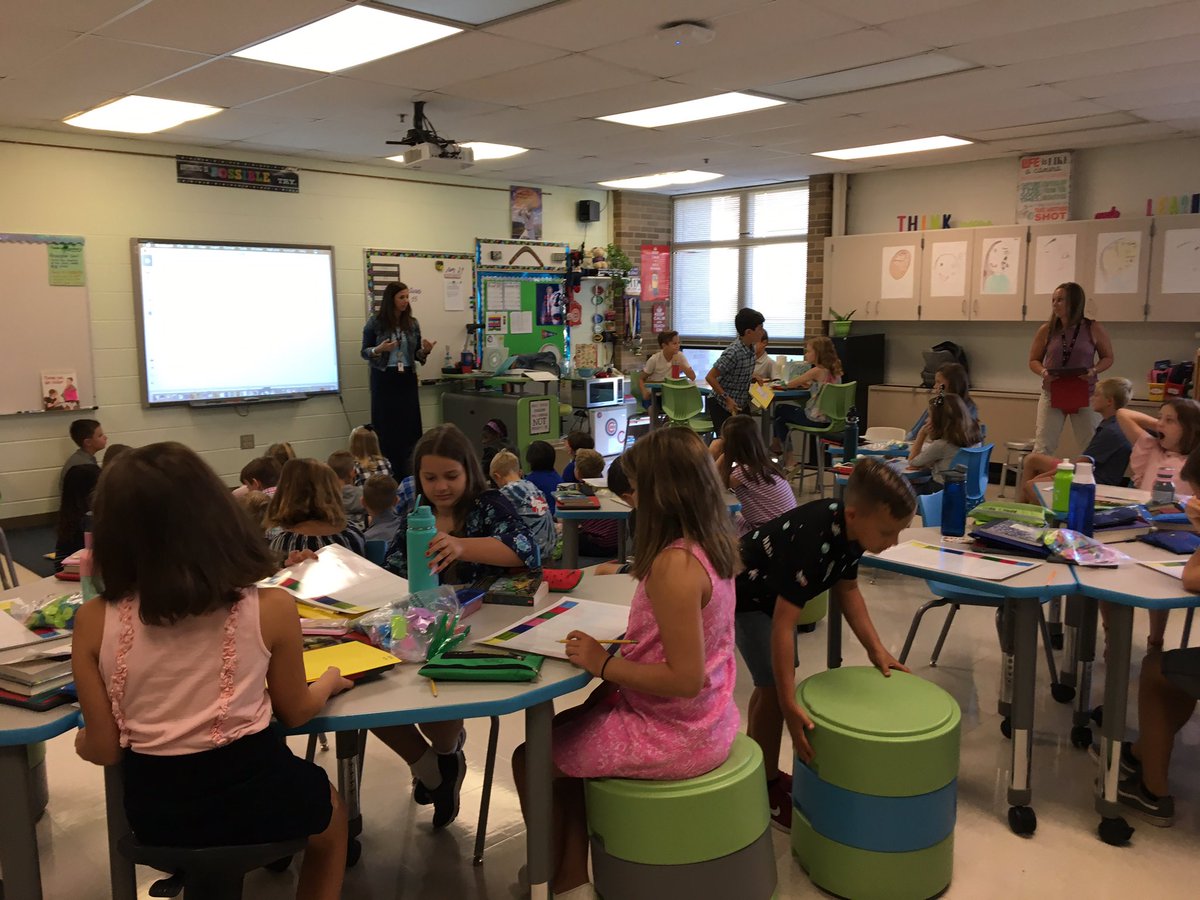 kate_karasek's tweet photo. Kicking off #mathjournaling in 4th Grade after exploring flexibility with place value with @LinesDen35 @Lines4MG @JenBurton_ βWhat do you know about the value of numbers that allowed you to be so flexible?β π https://t.co/2GbGc88Z3t