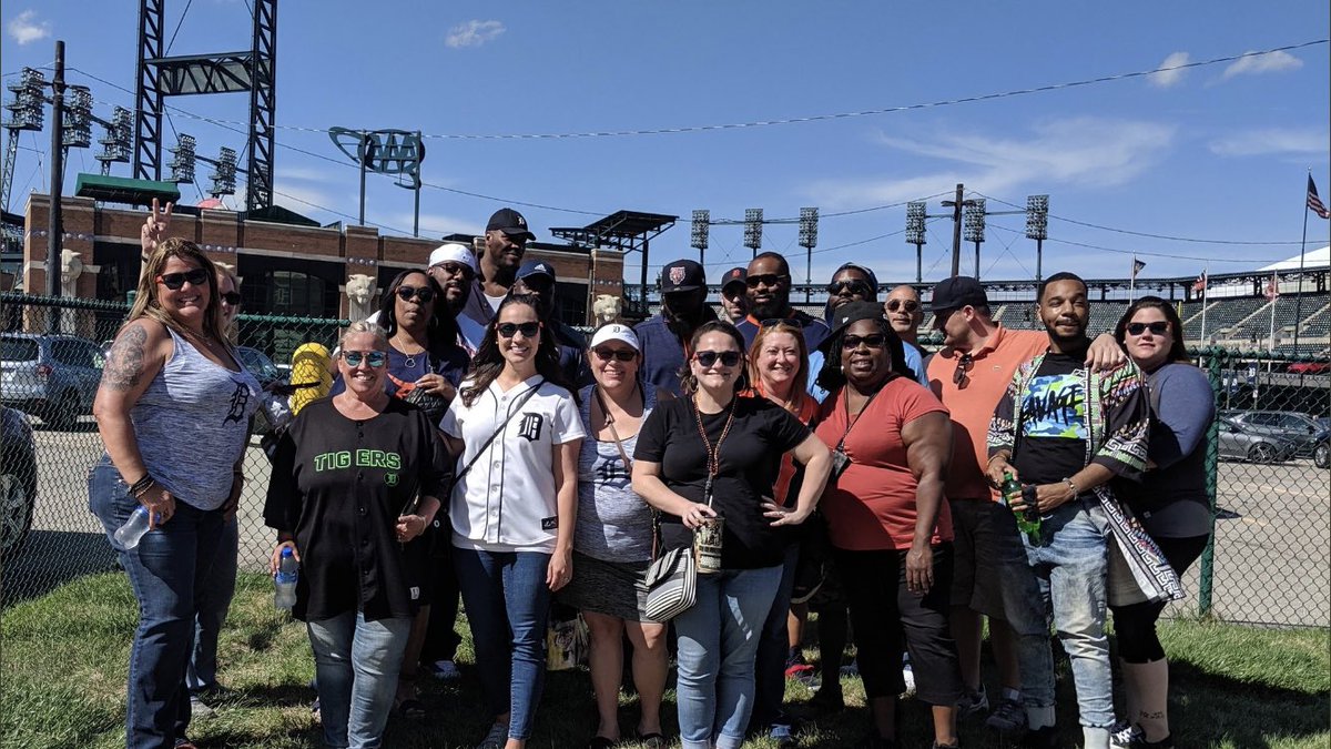 cheryl_chorkey's tweet photo. HDMS Ballgame Outing! https://t.co/MdiIfMJEjb