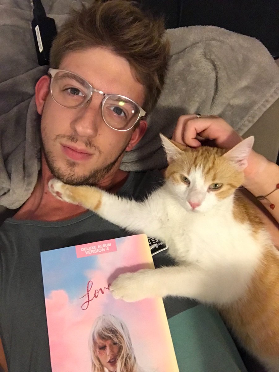 ChrisCane94's tweet photo. Romeow is in love with Lover (i did't  force it 😹) 💗 @taylornation13 @taylorswift13 #LoverParty https://t.co/02slO7Et8u