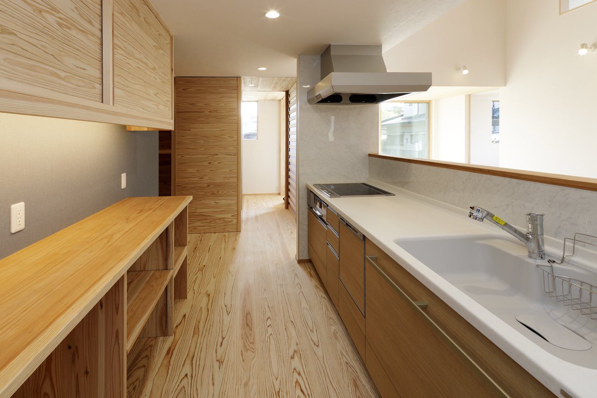 有村康弘 木造住宅住まいず11 5代目 در توییتر 玄関からパントリーを通ってキッチンにたどり着く動線 買い物をして家に入っても収納しながら キッチンまで行く流れです 住まいず