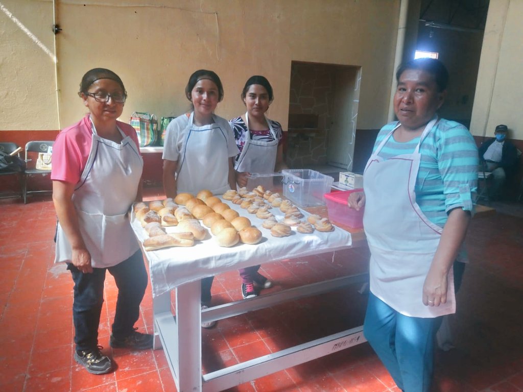 agrocedes1's tweet photo. Cada día el esfuerzo y constancia de las familias se ve reflejado en mejores Panes y por ende con mayor aceptación por los vecinos que con gusto adquieren su #RICOPAN #HidalgoTeNutre #Tecozautla https://t.co/JIMt1in3tL