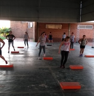 DirEducFIsica's tweet photo. C.E.F. N° 3 - Garupá
La Prof. Tamara Bernal, Gym con las chicas, step preparadas para el verano. #Misiones #CEF #CEF3 @noelialeyria @MinDepMisiones @CGEMisiones @maidanamis @misioneseduca @ivonneaqui https://t.co/ZjXultHLw3